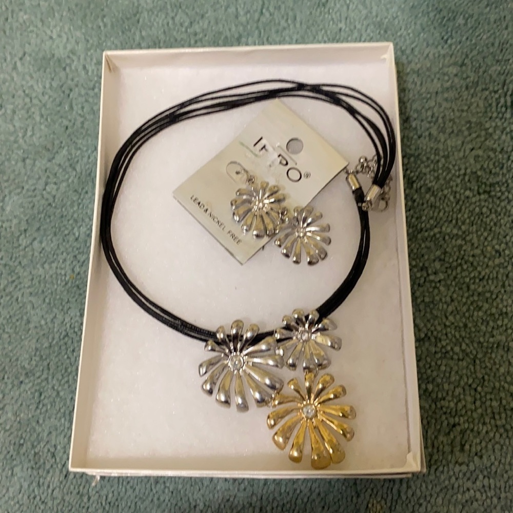 Flower Necklace and Earring set (brand new)